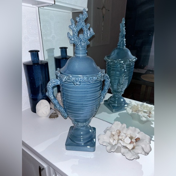 PLUTUS BRANDS DECORATIVE CERAMIC BLUE VASE CORAL LID - Picture 2 of 5